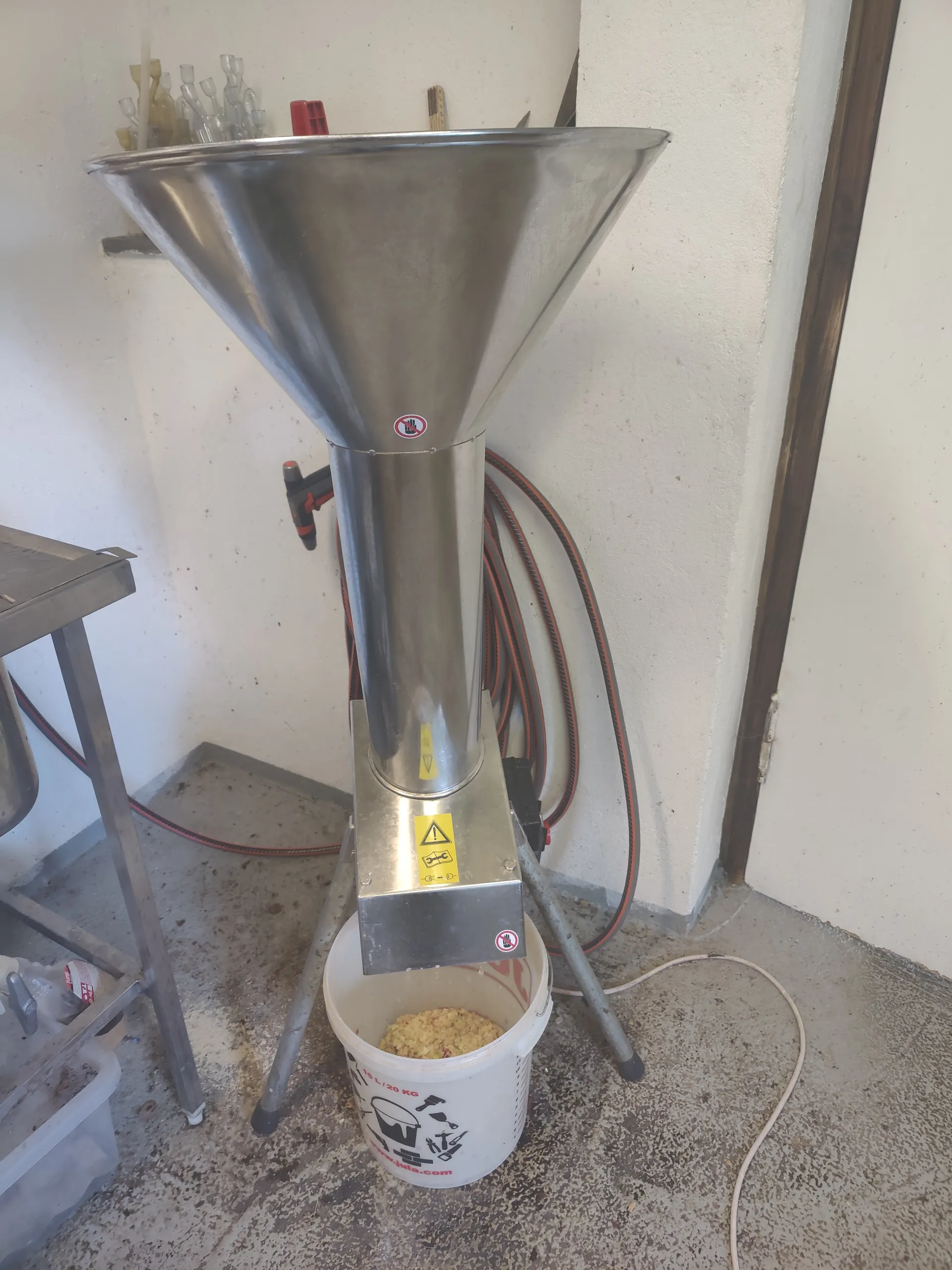 An apple grinder used to mill apples before pressing