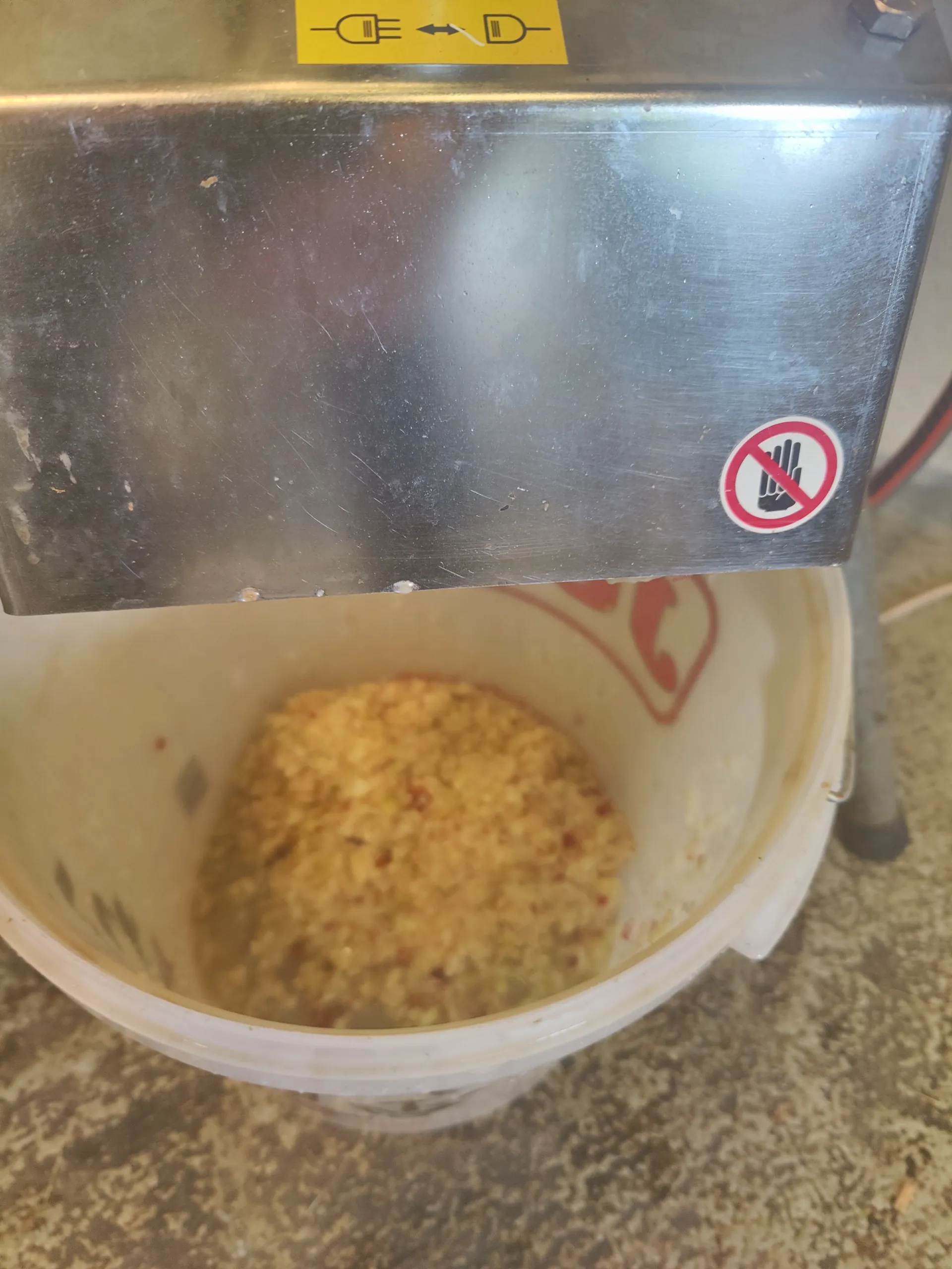 Freshly ground apple pomace from the grater